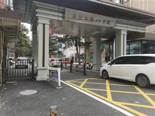 洛阳家属院车牌识别广告闸人脸识别电动平开门