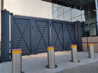 洛阳某企业悬浮门自动升降柱工程