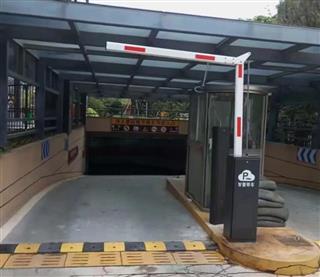 洛阳地下车库折臂道闸安装